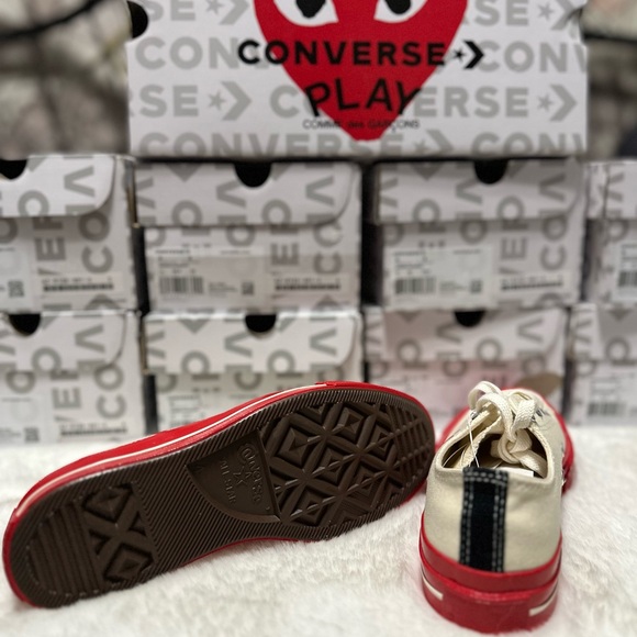 COMME DES GARÇONS PLAY
Off-White & Red Converse Edition Chuck 70 Sneakers - Picture 6 of 8